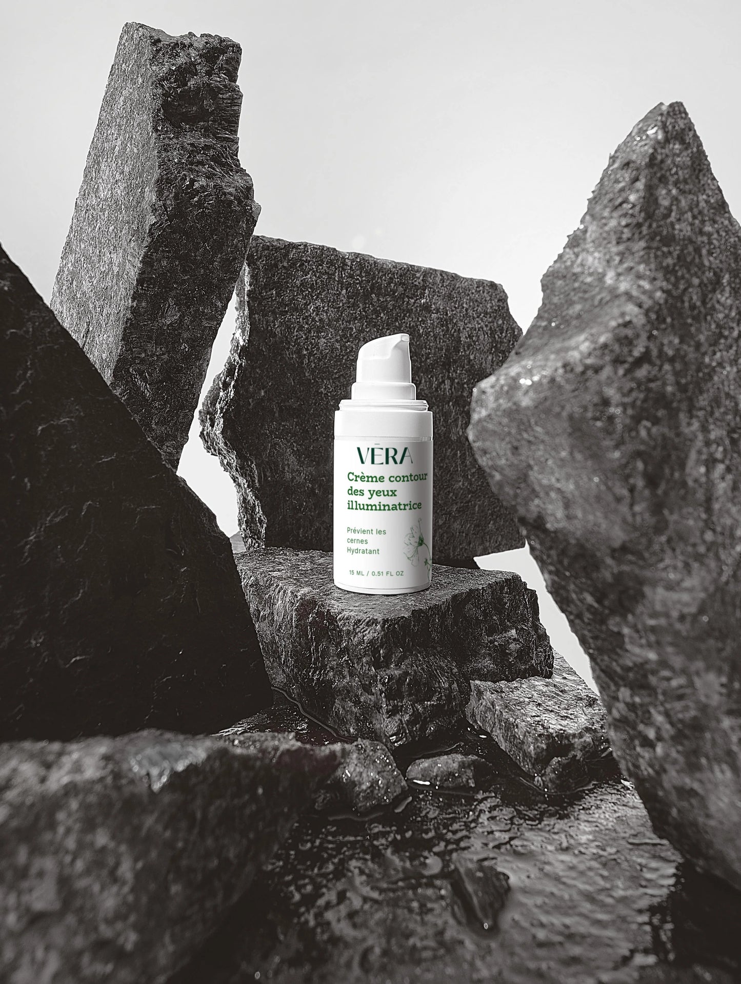 Crème contour des yeux illuminatrice VERA, soin hydratant regard, flacon posé sur décor minéral.