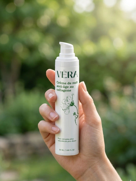 Crème de nuit anti-âge au collagène VERA tenue en main, soin visage nourrissant pour régénérer la peau