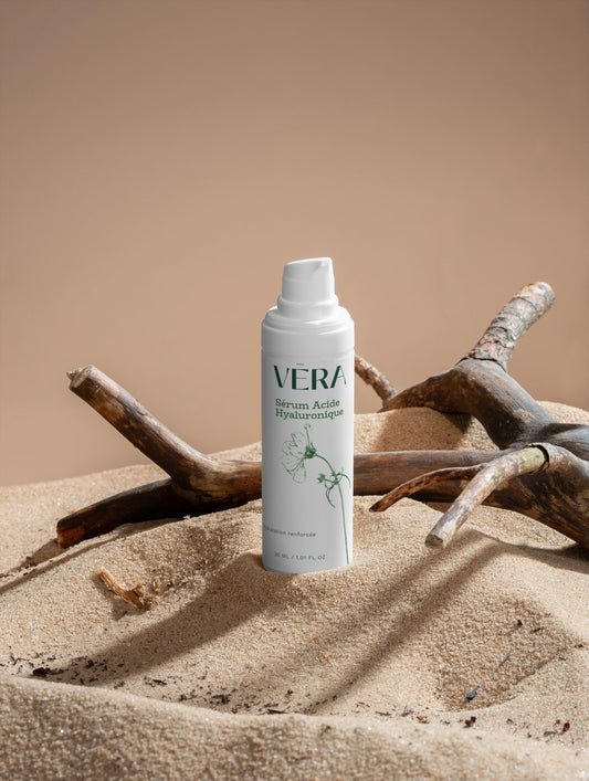 Sérum acide hyaluronique VERA sur sable et bois, soin naturel hydratation intense peau