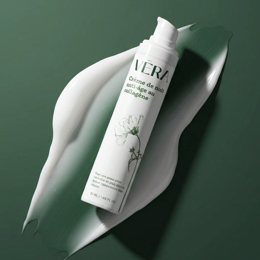 Crème de nuit anti-âge au collagène VERA en flacon pompe, posée en diagonale sur une trace de crème.