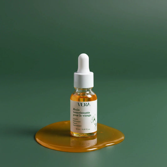 Flacon VERA Huile nourrissante pour le visage 15 ml posé dans une flaque d’huile dorée sur fond vert.