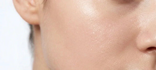 Gros plan d'une peau visiblement hydratée et lissée après application d'acide hyaluronique