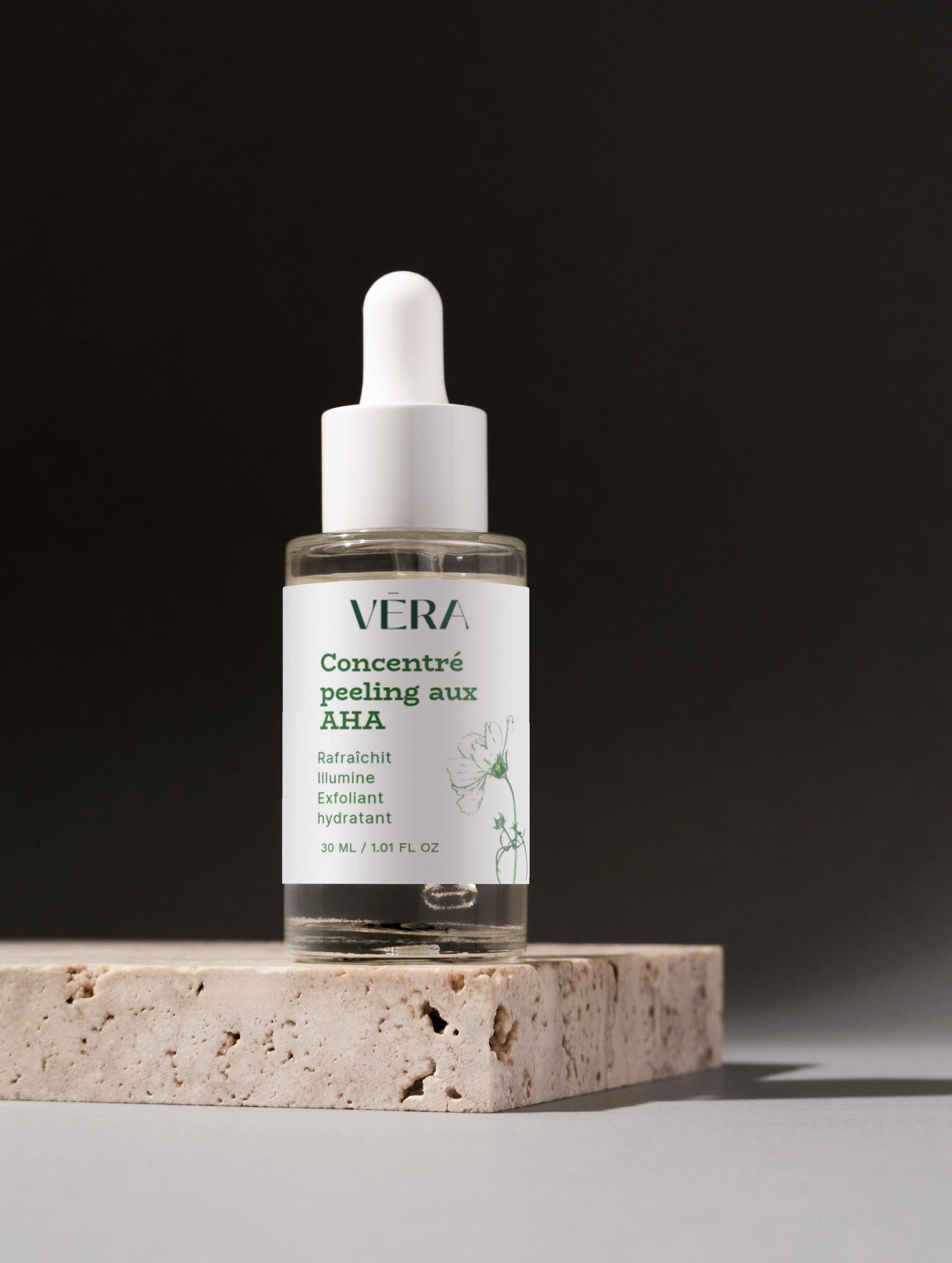Concentré peeling aux AHA VERA, exfoliant doux hydratant pour le visage, flacon en verre.