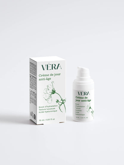 Crème de jour anti-âge Vera avec flacon pompe et étui, soin visage hydratant à l’acide hyaluronique.
