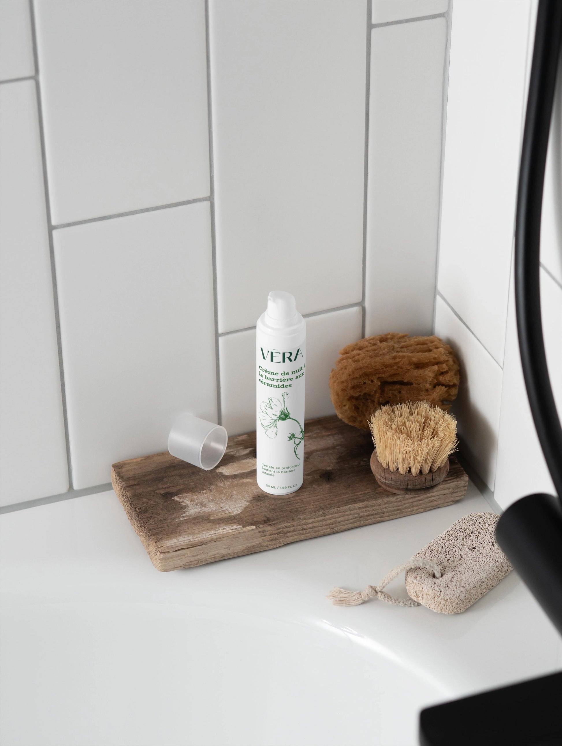 Crème de nuit aux céramides VERA dans une routine soin visage, hydrate et apaise la peau pendant la nuit