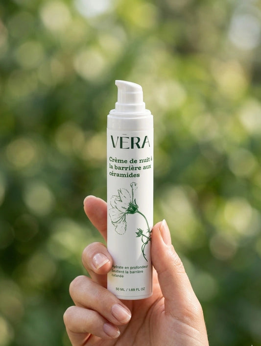 Crème de nuit aux céramides VERA tenue en main, soin visage hydratant pour renforcer la peau