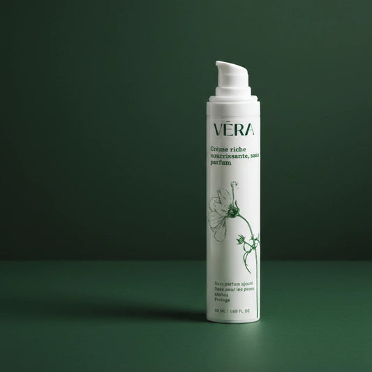 Flacon pompe de la crème riche nourrissante VERA sans parfum sur fond vert dégradé.
