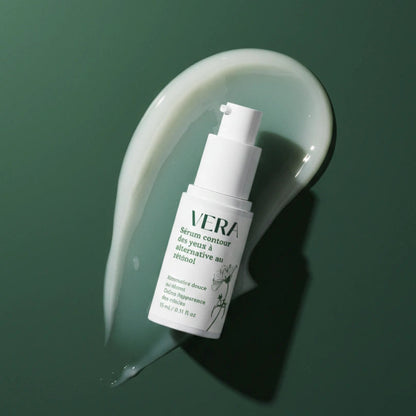 Sérum contour des yeux VERA, alternative au rétinol, en flacon pompe posé en diagonale sur une trace de sérum.