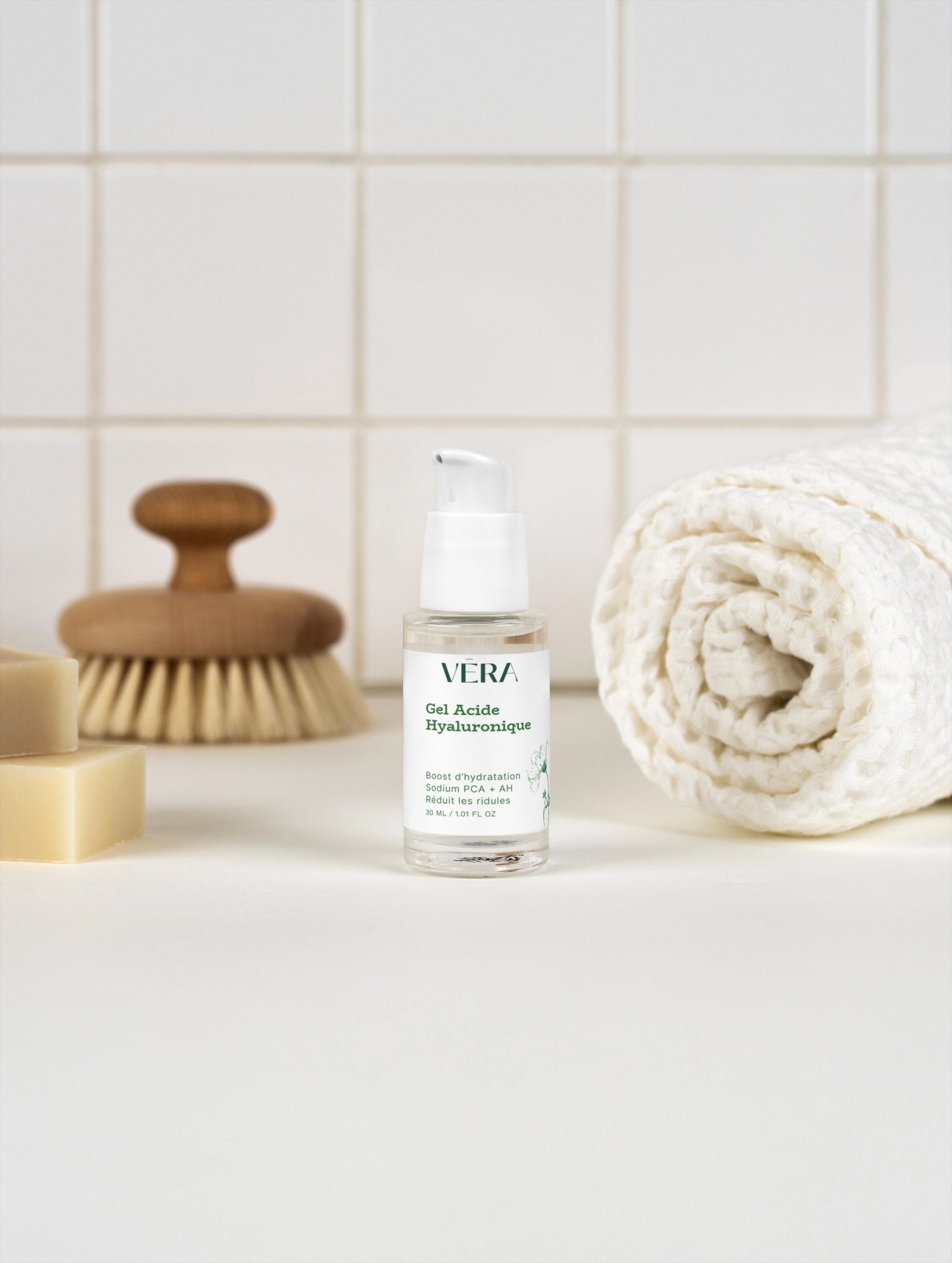 Gel acide hyaluronique VERA dans une routine soin visage, hydrate intensément et améliore le confort