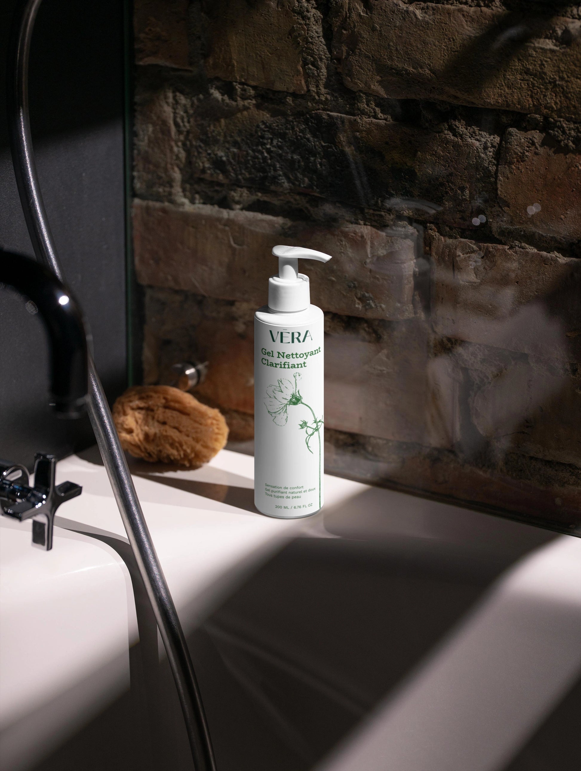 Gel nettoyant clarifiant VERA dans une salle de bain, soin visage purifiant pour une peau nette et fraîche