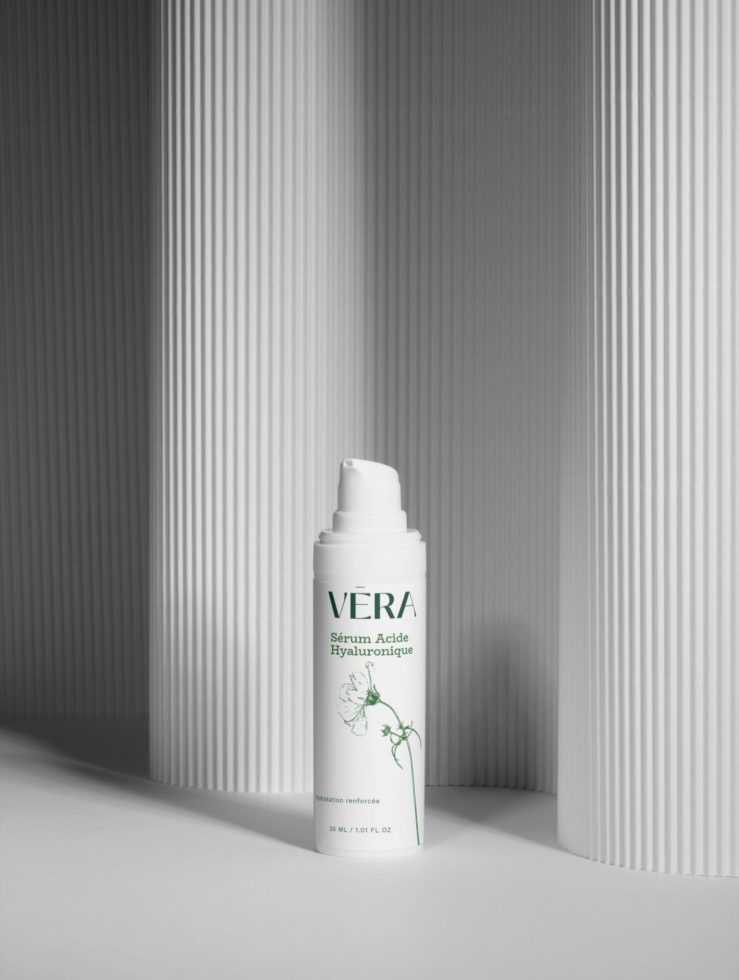 Sérum acide hyaluronique VERA design minimaliste, produit cosmétique hydratant et repulpant