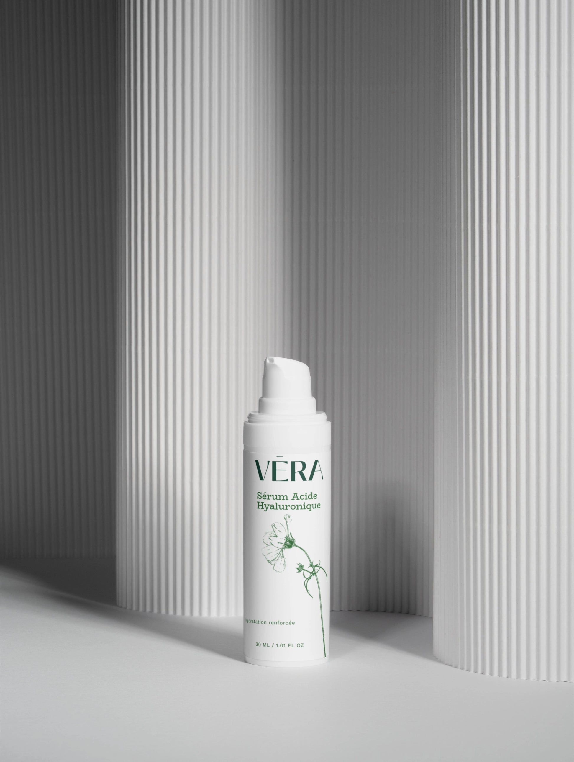 Sérum acide hyaluronique VERA design minimaliste, produit cosmétique hydratant et repulpant