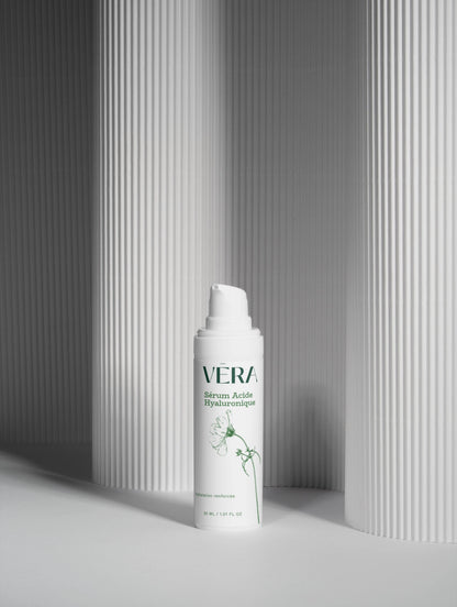 Sérum acide hyaluronique VERA design minimaliste, produit cosmétique hydratant et repulpant
