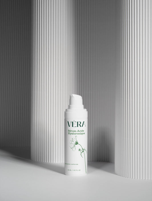 Sérum acide hyaluronique VERA design minimaliste, produit cosmétique hydratant et repulpant
