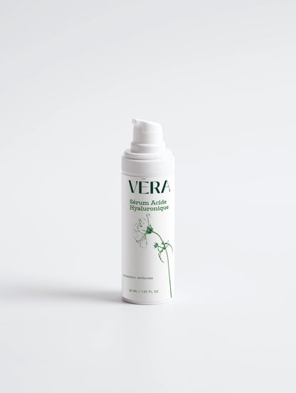 Flacon sérum acide hyaluronique VERA fond blanc, soin hydratant visage texture légère