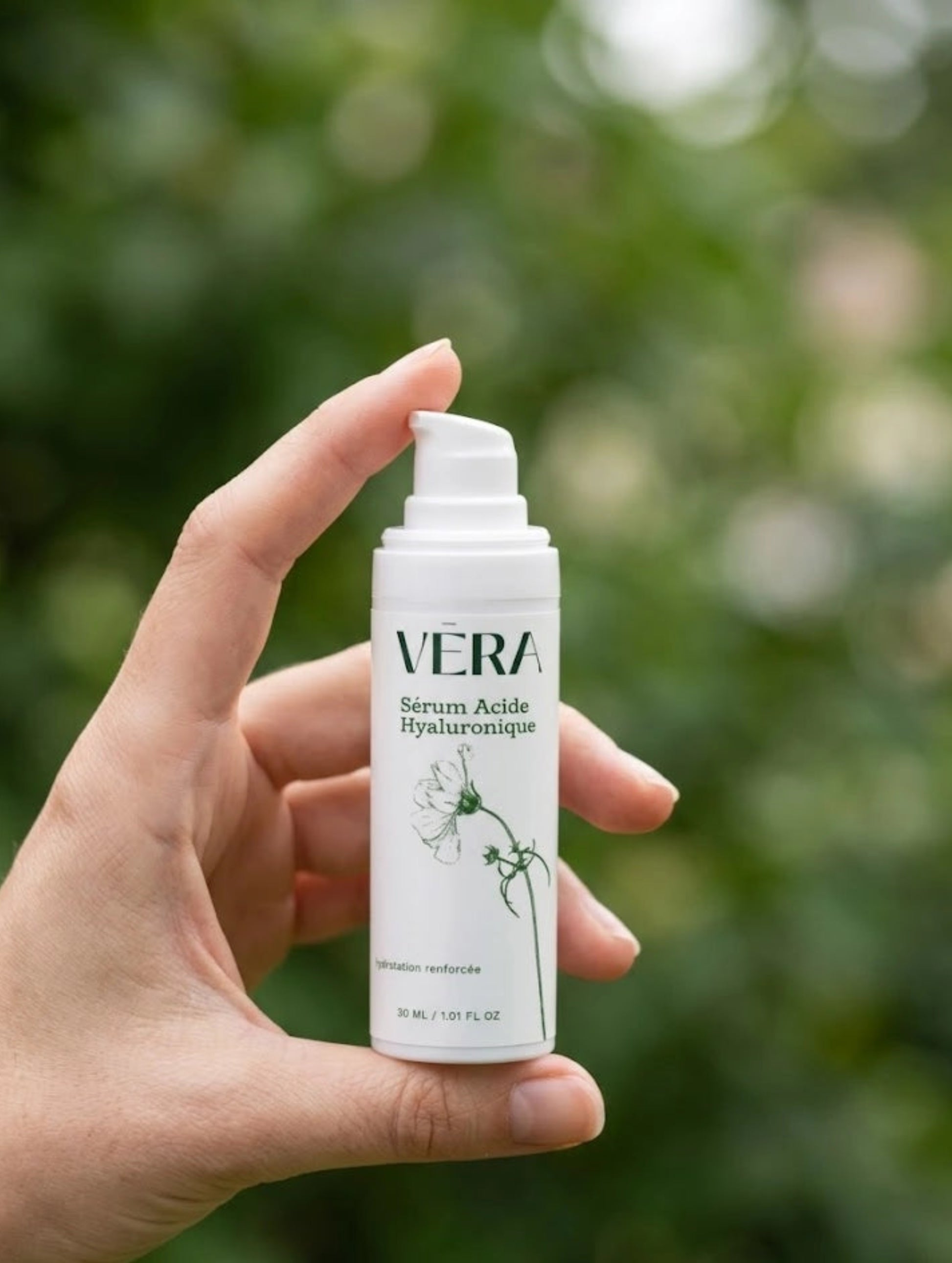 Sérum acide hyaluronique VERA tenu en main, soin hydratant visage naturel et repulpant