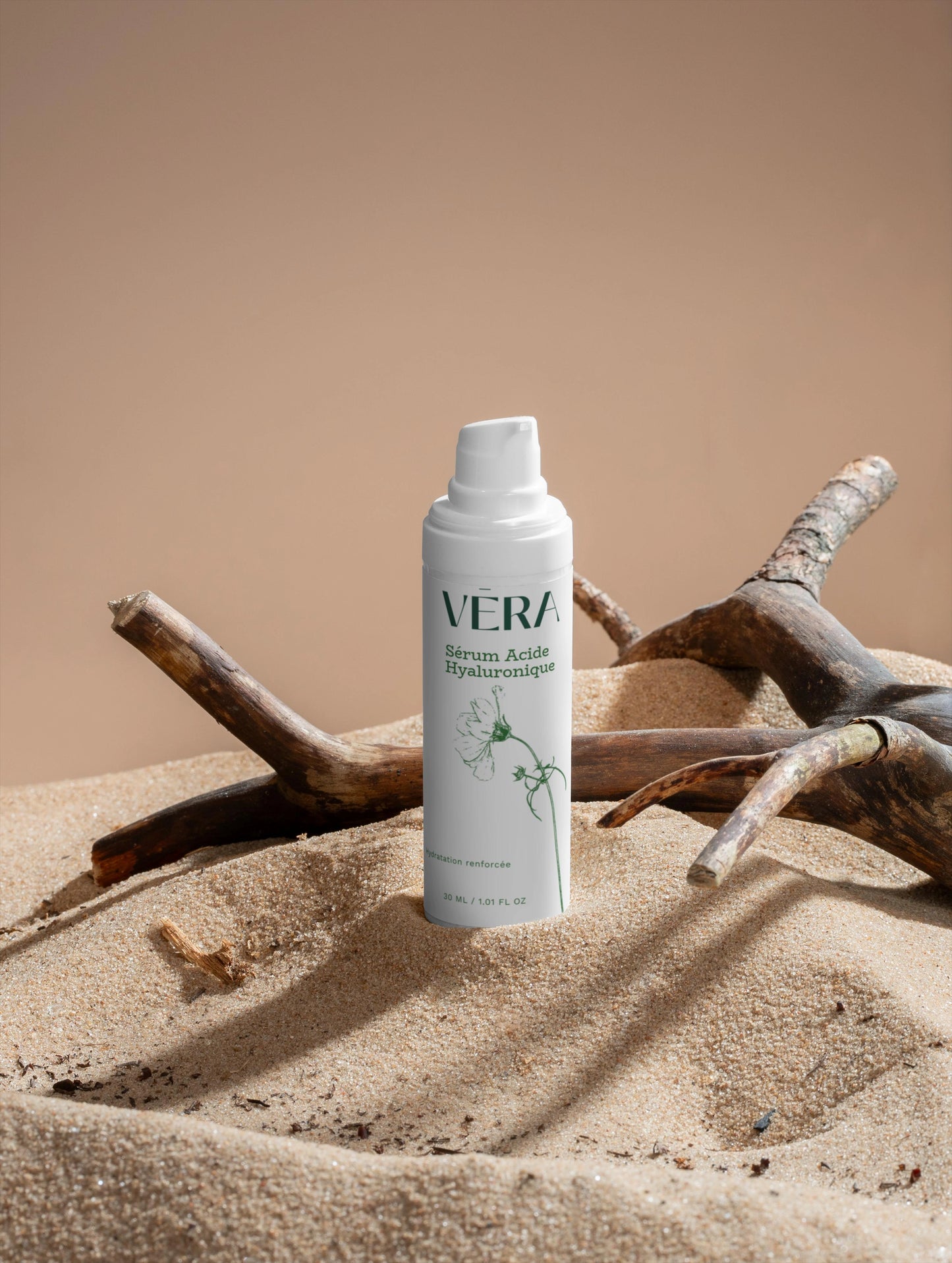 Sérum acide hyaluronique VERA sur sable et bois, soin naturel hydratation intense peau