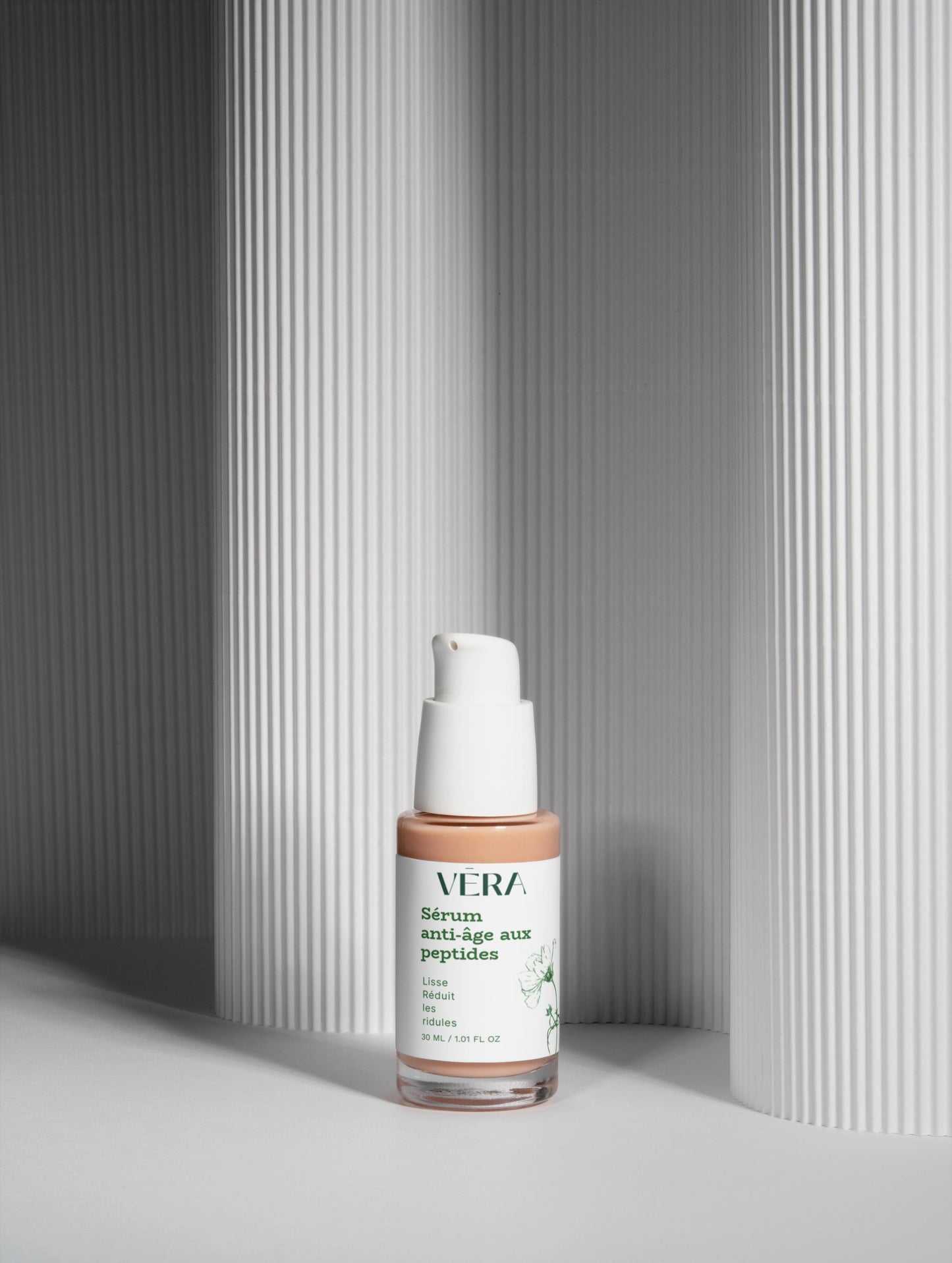 Sérum anti-âge VERA aux peptides sur fond minimaliste, améliore la fermeté et effet lifting