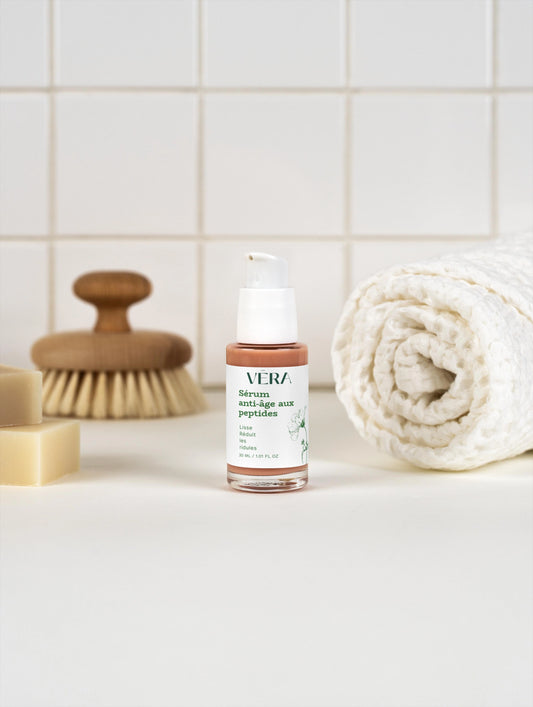 Sérum anti-âge aux peptides VERA dans une routine soin visage, raffermit et améliore l’élasticité