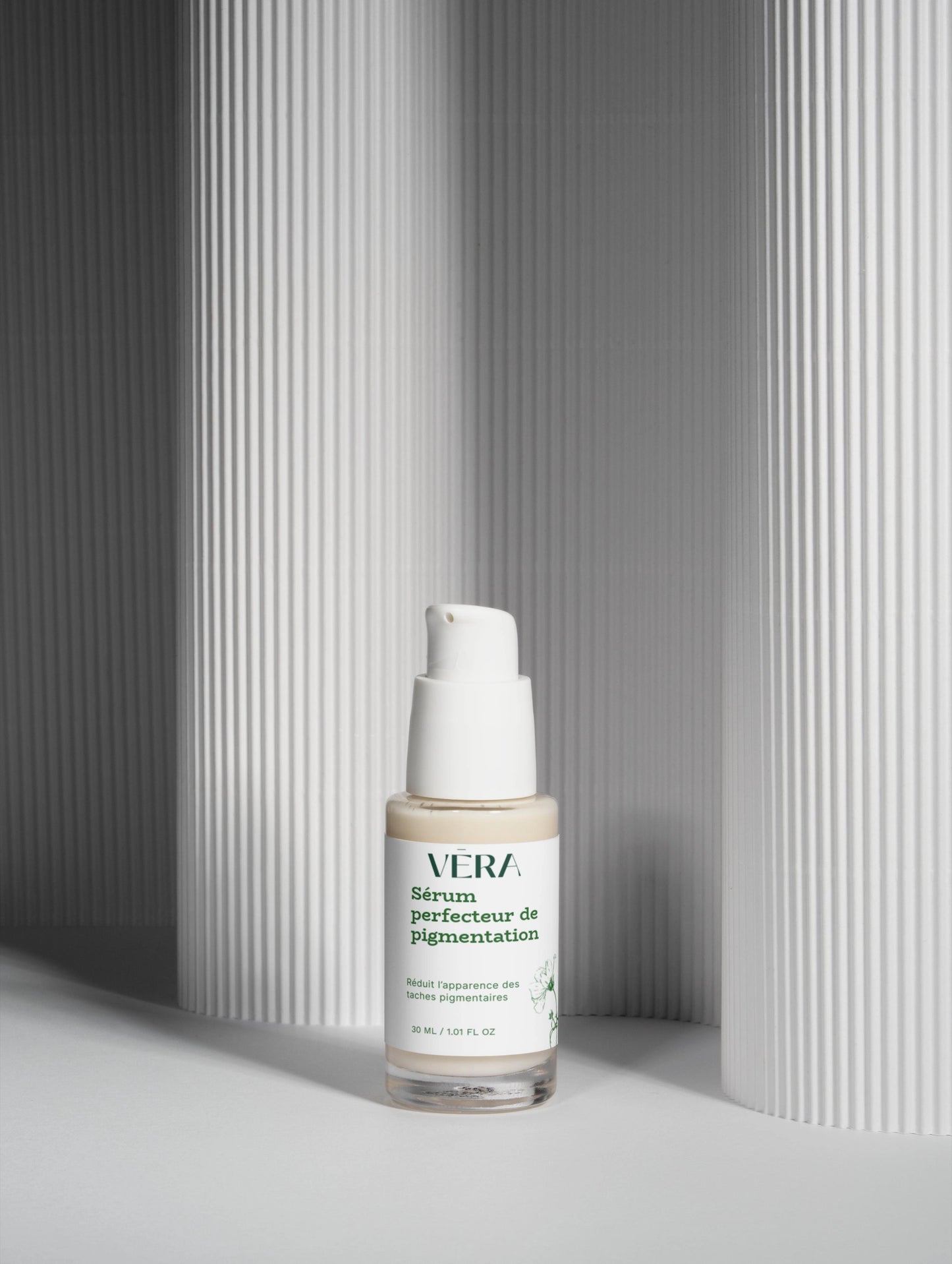 Flacon sérum anti-taches VERA design minimaliste, soin illuminateur et correcteur de pigmentation