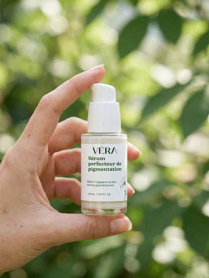 Sérum anti-taches VERA tenu en main en extérieur, soin visage pour un teint uniforme et lumineux