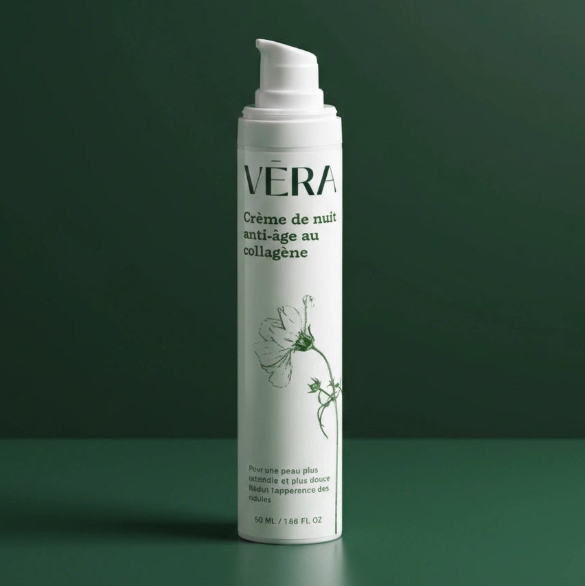Packshot de la crème de nuit anti-âge au collagène VERA en flacon pompe sur fond vert