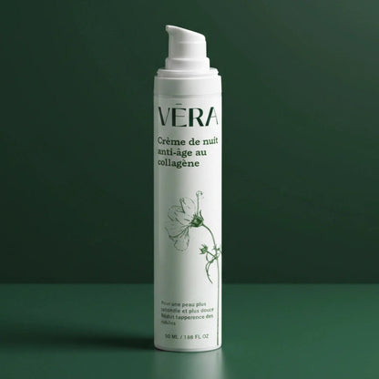 Packshot de la crème de nuit anti-âge au collagène VERA en flacon pompe sur fond vert