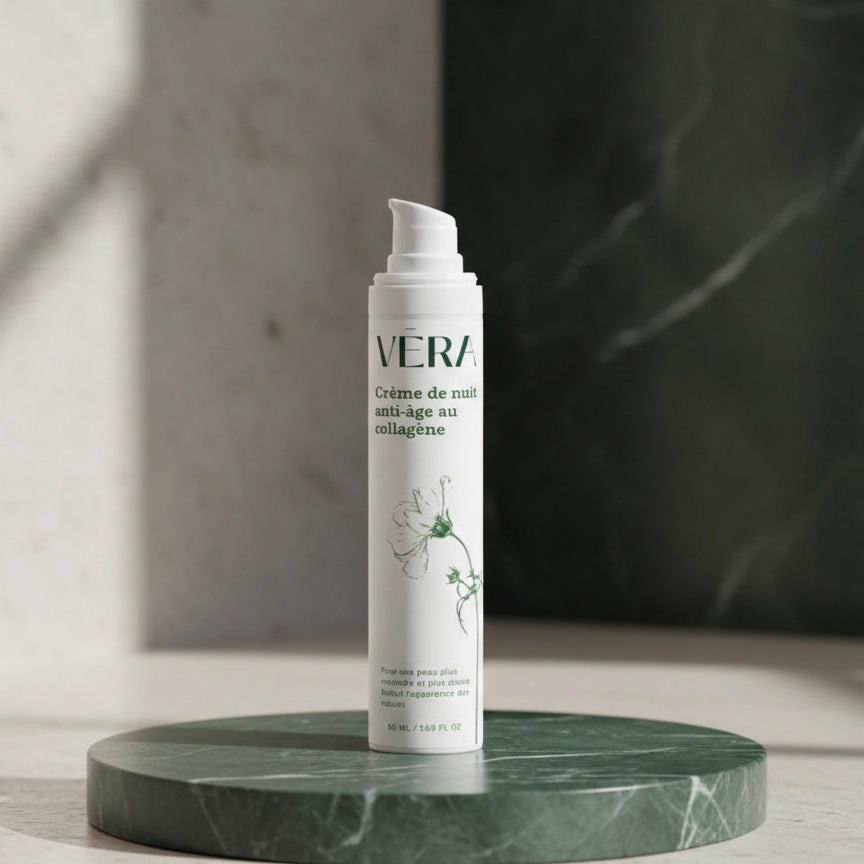 Flacon pompe de la crème de nuit anti-âge au collagène VERA posé sur un socle en marbre vert.