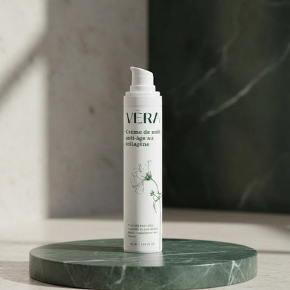 Flacon pompe de la crème de nuit anti-âge au collagène VERA posé sur un socle en marbre vert.