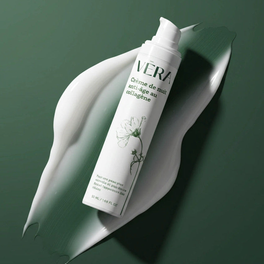 Crème de nuit anti-âge au collagène VERA en flacon pompe, posée en diagonale sur une trace de crème.