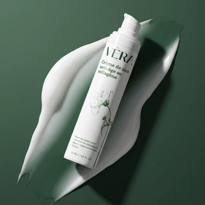 Crème de nuit anti-âge au collagène VERA en flacon pompe, posée en diagonale sur une trace de crème.