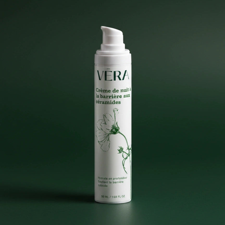 Flacon de la crème de nuit barrière aux céramides VERA sur fond vert uni.