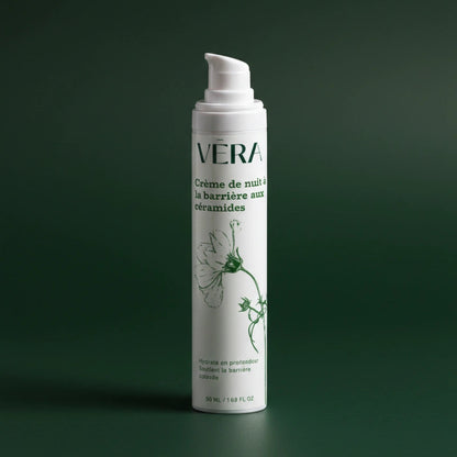 Flacon de la crème de nuit barrière aux céramides VERA sur fond vert uni.