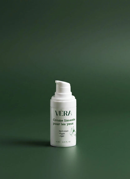 Flacon pompe de crème lissante pour les yeux VERA sur fond vert uni.