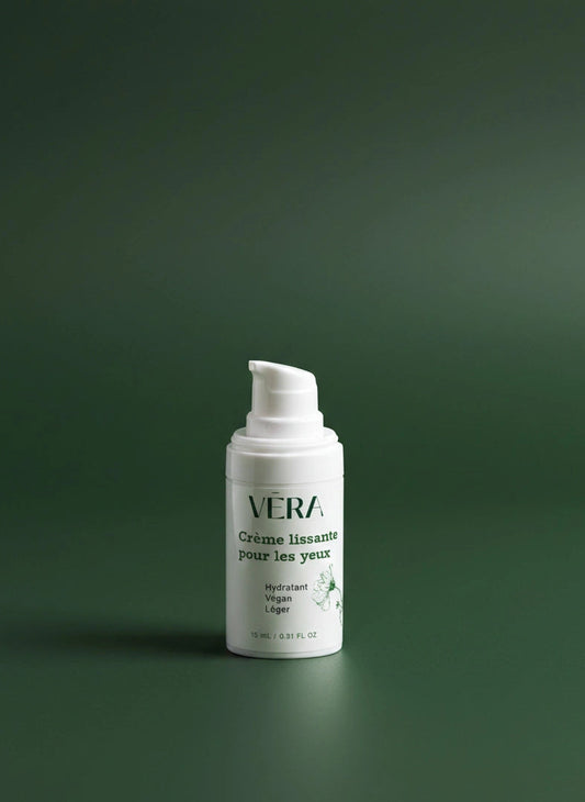 Flacon pompe de crème lissante pour les yeux VERA sur fond vert uni.