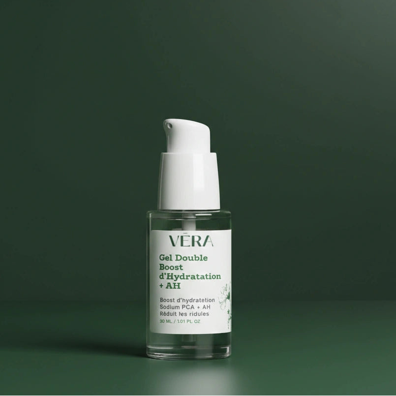 Flacon pompe VERA Gel Double Boost d’Hydratation + AH sur fond vert dégradé.