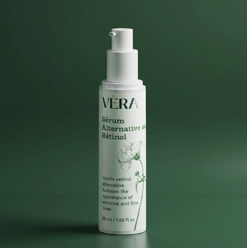 Flacon pompe du sérum VERA Alternative au Rétinol, posé sur une surface verte avec fond vert dégradé.