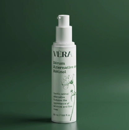 Flacon pompe du sérum VERA Alternative au Rétinol, posé sur une surface verte avec fond vert dégradé.
