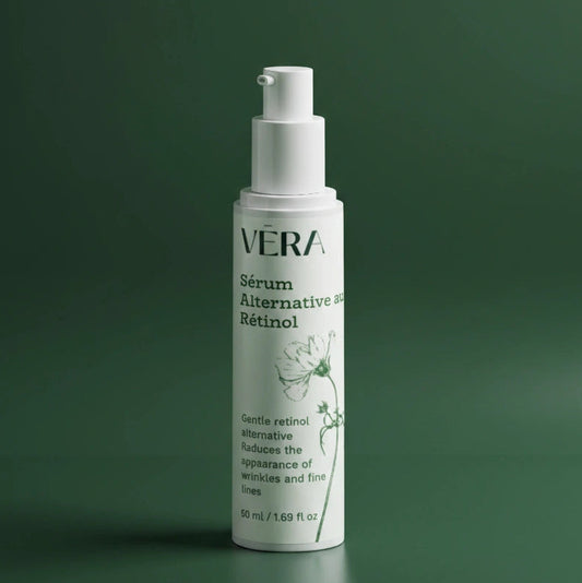 Flacon pompe du sérum VERA Alternative au Rétinol, posé sur une surface verte avec fond vert dégradé.