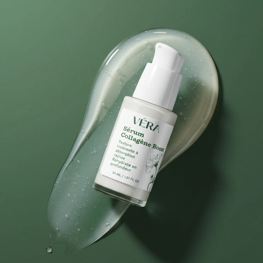 Flacon du sérum Collagène Boost VERA posé sur une trace de gel transparent sur fond vert.