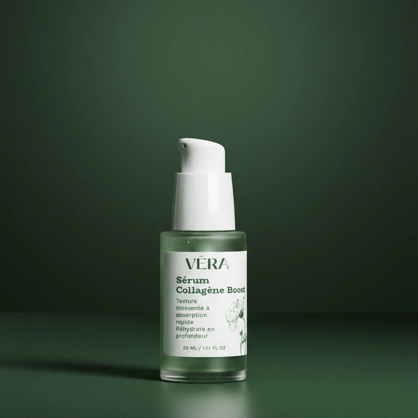 Flacon pompe du sérum Collagène Boost VERA sur fond vert uni.
