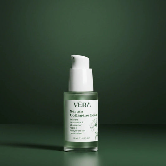 Flacon pompe du sérum Collagène Boost VERA sur fond vert uni.