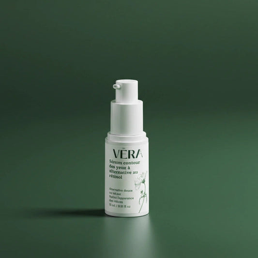 Packshot du sérum contour des yeux VERA, alternative au rétinol, en flacon pompe sur fond vert.