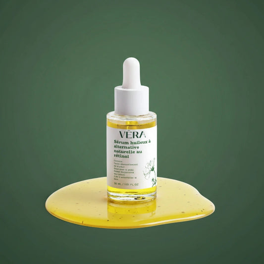Flacon VERA sérum huileux à alternative naturelle au rétinol 30 ml posé dans une flaque d’huile dorée sur fond vert.