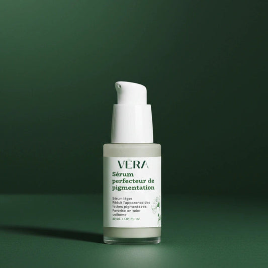 Flacon pompe du sérum VERA Perfecteur de pigmentation sur fond vert dégradé.