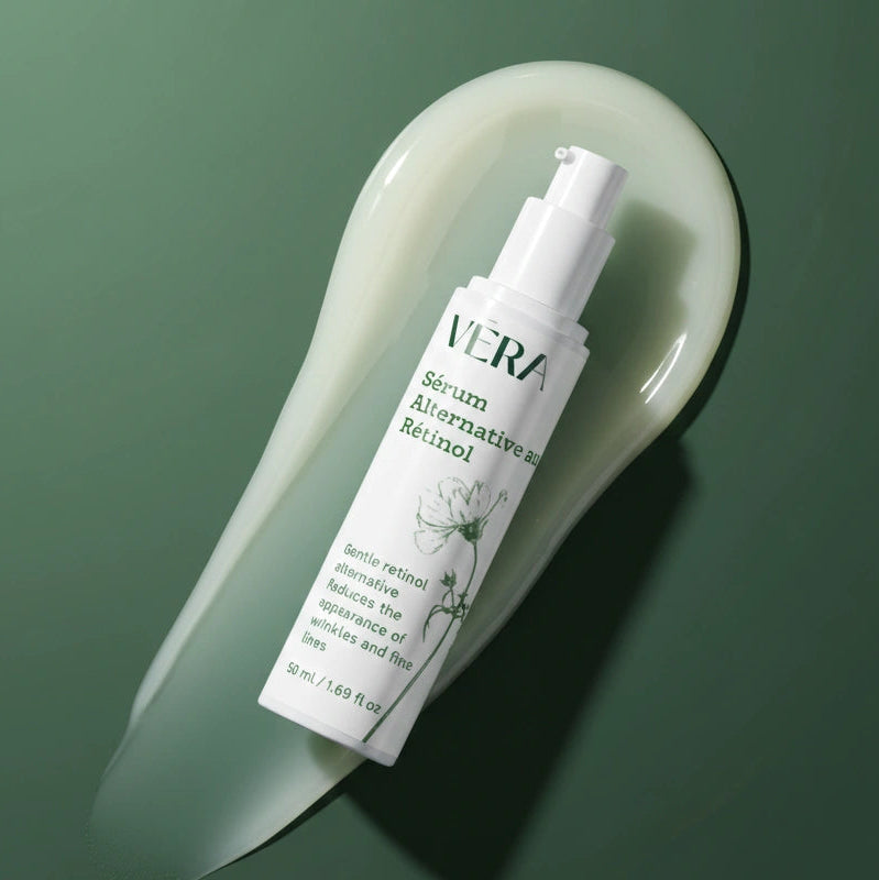 Flacon VERA Alternative au Rétinol incliné dans une goutte de gel translucide sur fond vert.